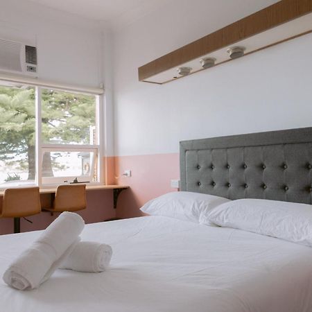Black Swan Waterfront Motel (Adults Only) Swansea Esterno foto