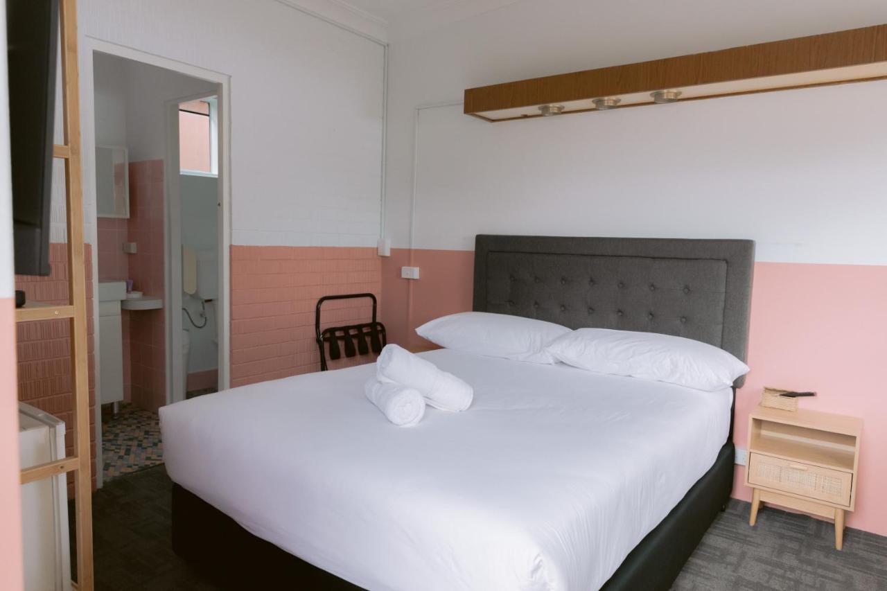 Black Swan Waterfront Motel (Adults Only) Swansea Esterno foto