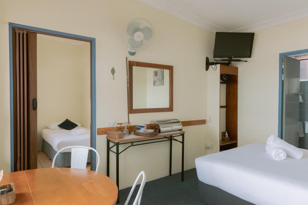 Black Swan Waterfront Motel (Adults Only) Swansea Esterno foto