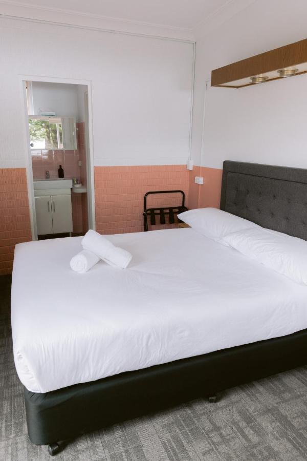 Black Swan Waterfront Motel (Adults Only) Swansea Esterno foto