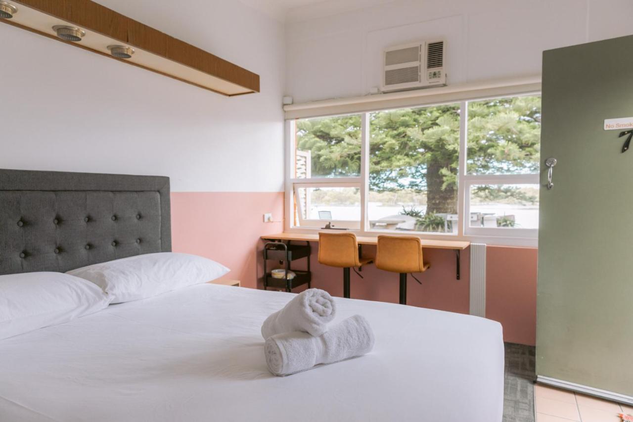 Black Swan Waterfront Motel (Adults Only) Swansea Esterno foto
